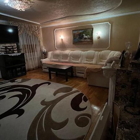 Просторі Та Комфортні Апартаменти «Д.І.М.» Kamianets-Podilsky Extérieur photo